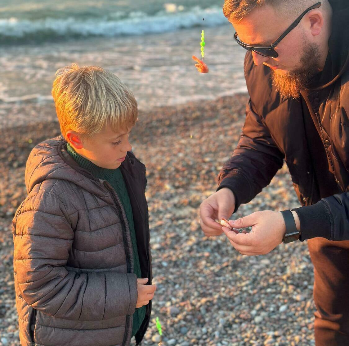 Гид Артем обучает насаживать наживку на крючок КамбалаТур, Куршская коса
