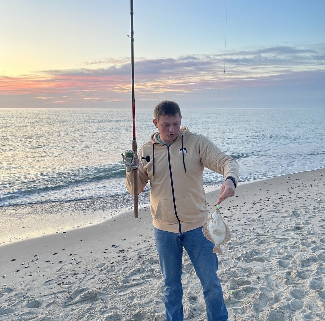Алексей с уловом камбалы на вечерней рыбалке КамбалаТур, Калининград