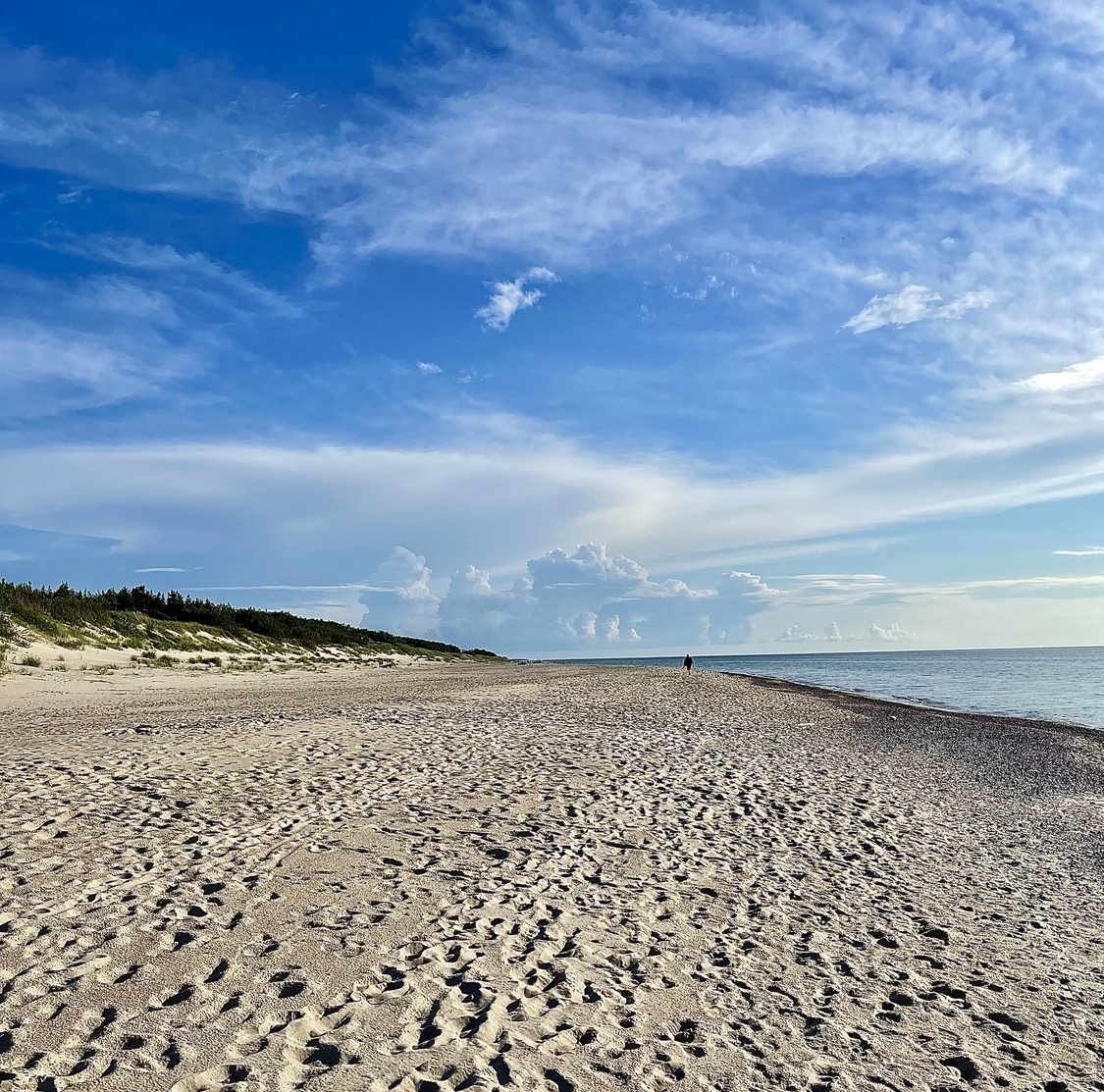 Закат и море на фоне рыбалки КамбалаТур, Куршская коса
