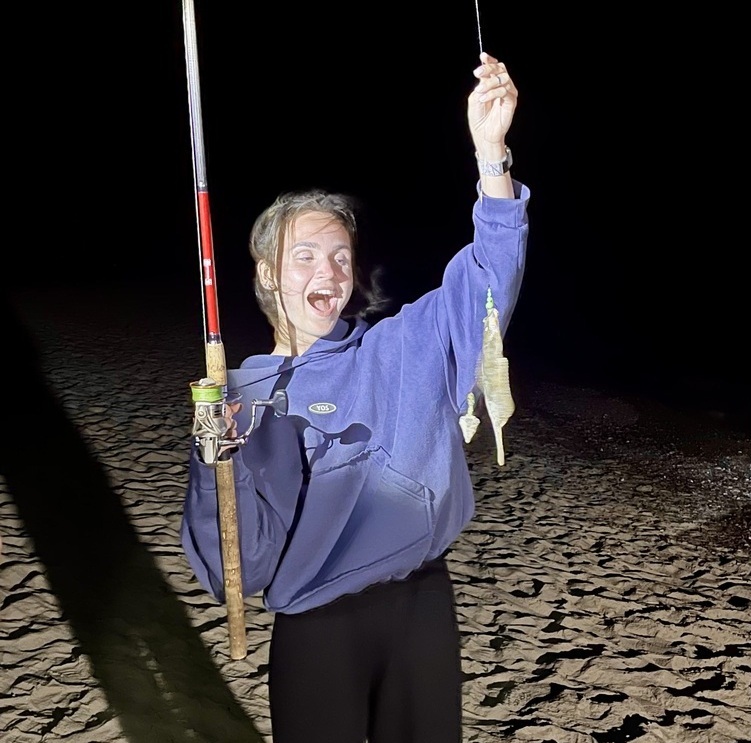 Наталья с камбалой на вечерней рыбалке на Куршской косе, Калининград