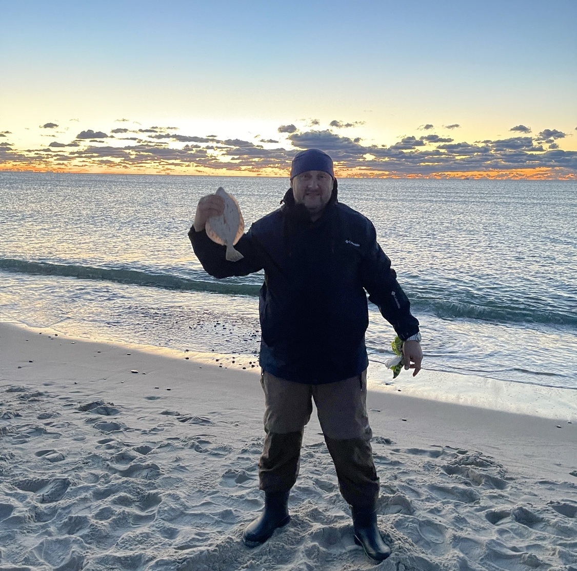 Василий с удочкой и уловом на КамбалаТур, Зеленоградск