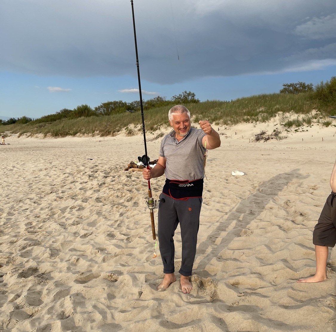 Андрей ловит камбалу на вечерней рыбалке, Балтийское море, Калининград